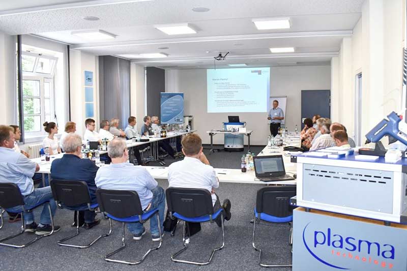 Mitarbeiterschulung Service für optimale Plasmaprozesse mit Niederdruckplasma