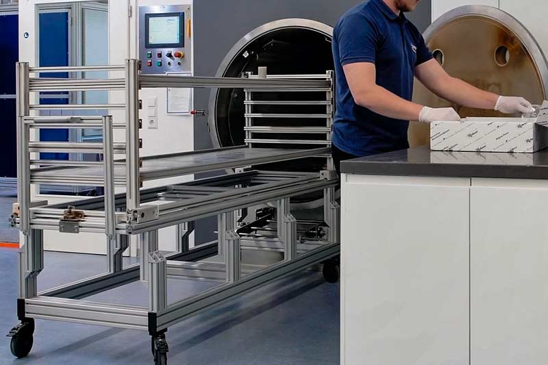 Oberflächenbehandlung mit Niederdruckplasma auslagern zum Anbieter plasma technology GmbH